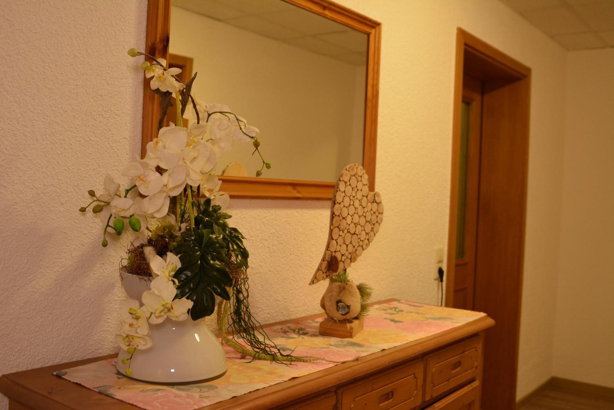 Hotel-Gasthof Zur Rose Weissenhorn Bagian luar foto