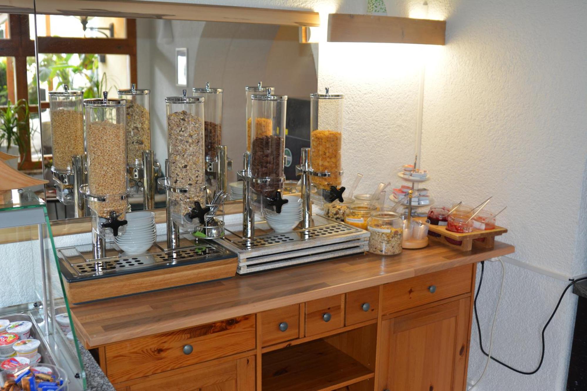 Hotel-Gasthof Zur Rose Weissenhorn Bagian luar foto
