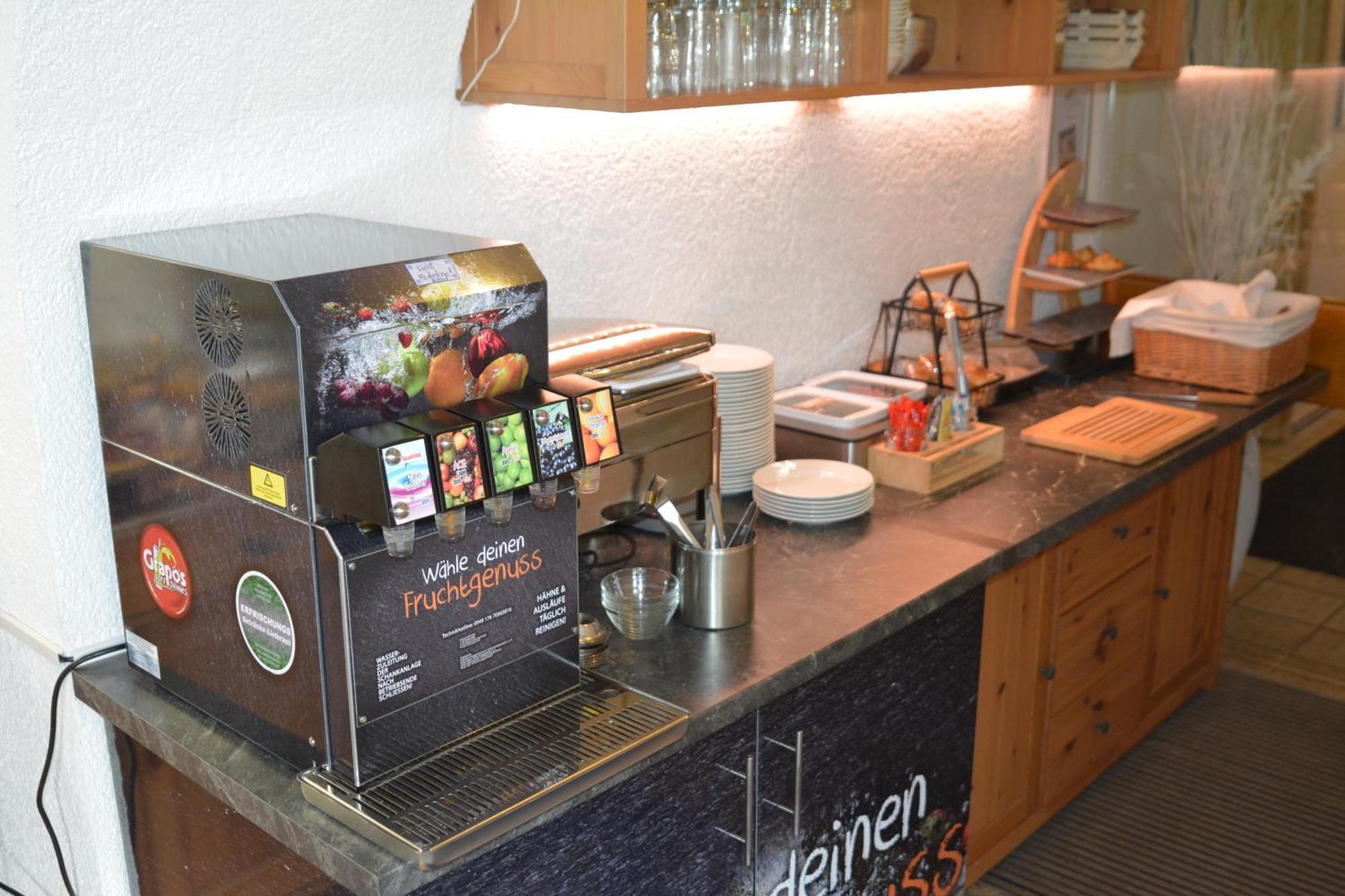 Hotel-Gasthof Zur Rose Weissenhorn Bagian luar foto