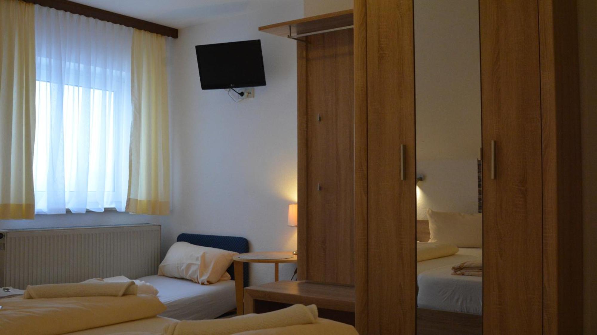 Hotel-Gasthof Zur Rose Weissenhorn Ruang foto