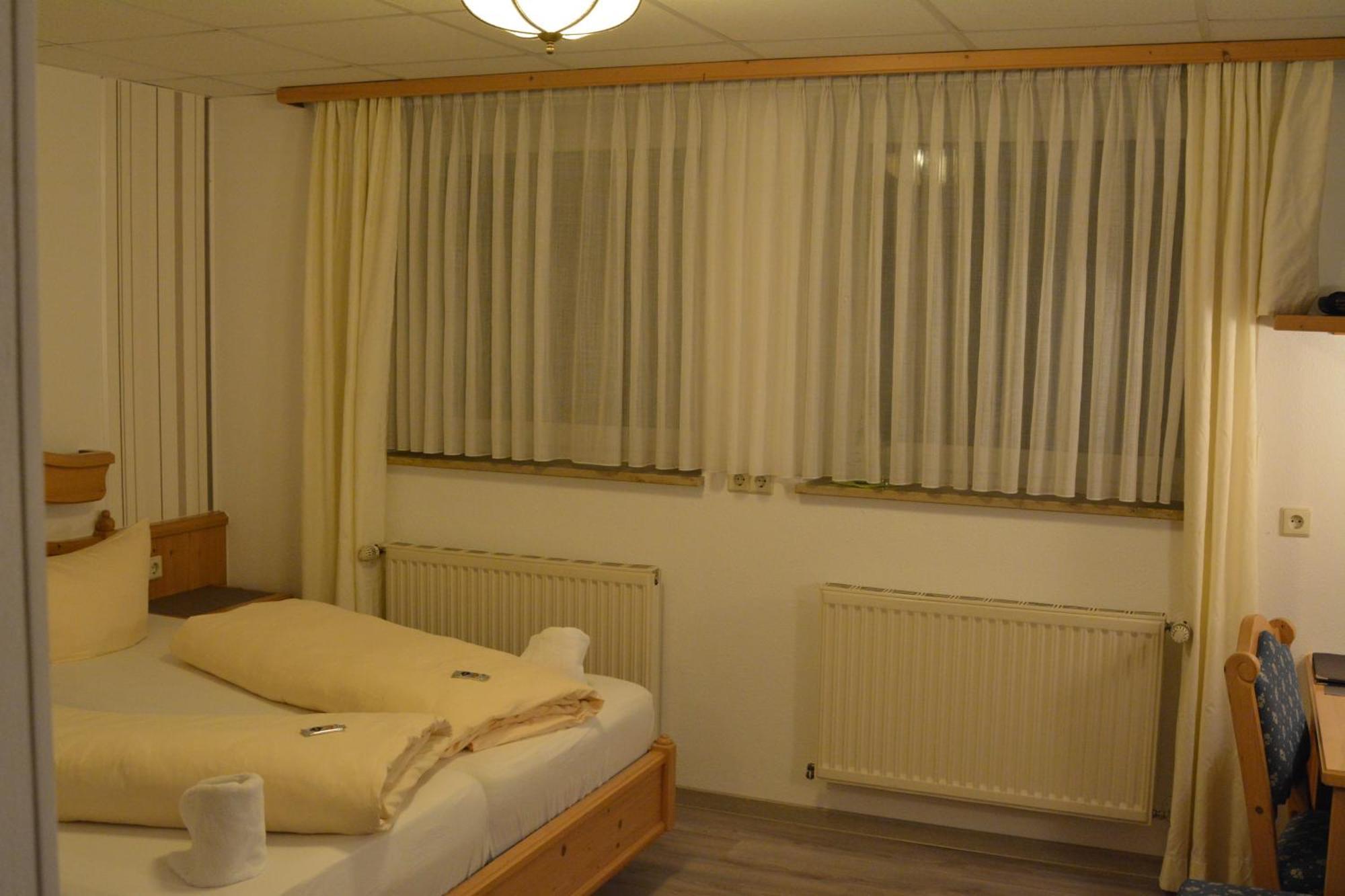 Hotel-Gasthof Zur Rose Weissenhorn Ruang foto