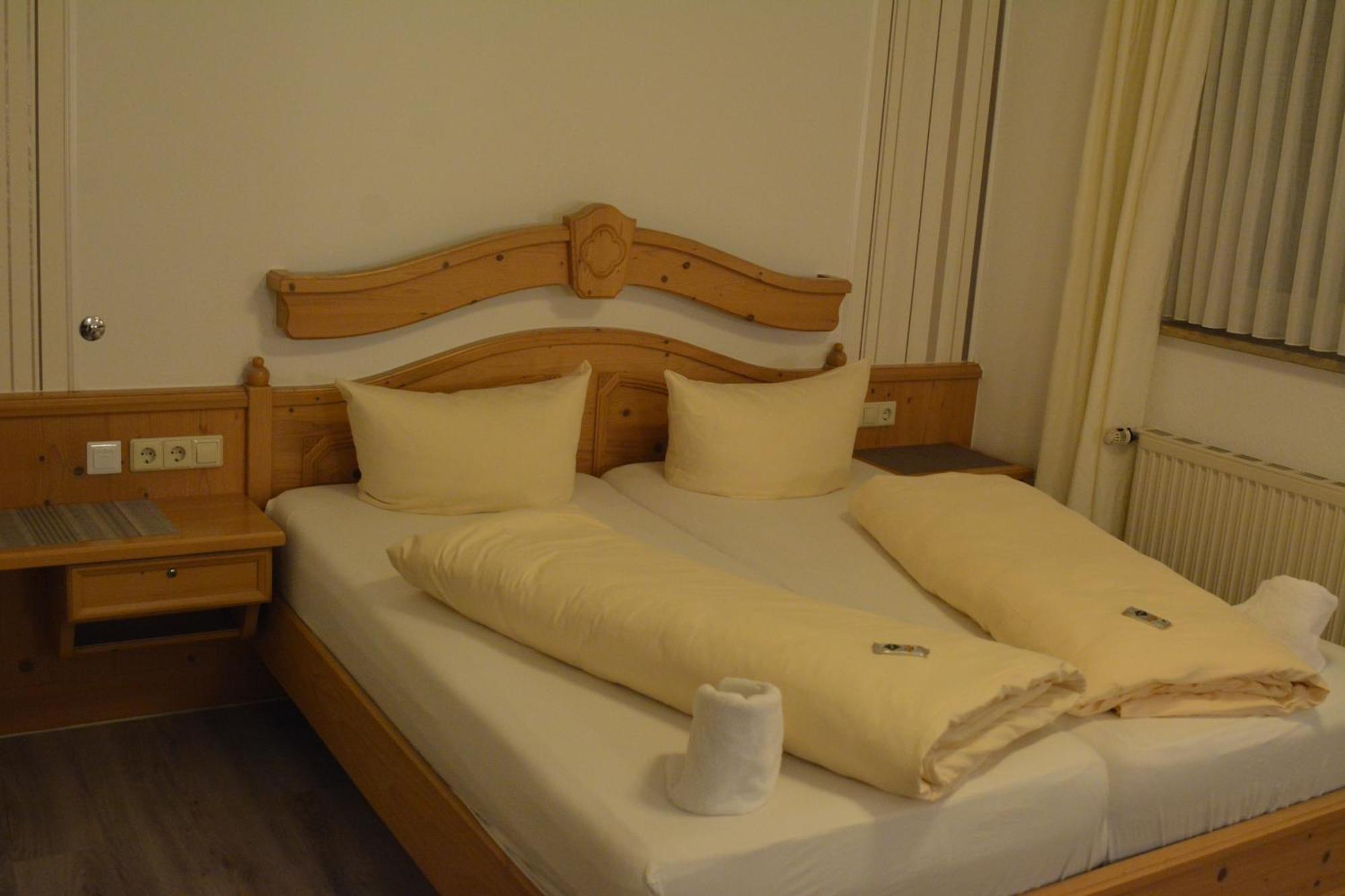 Hotel-Gasthof Zur Rose Weissenhorn Ruang foto