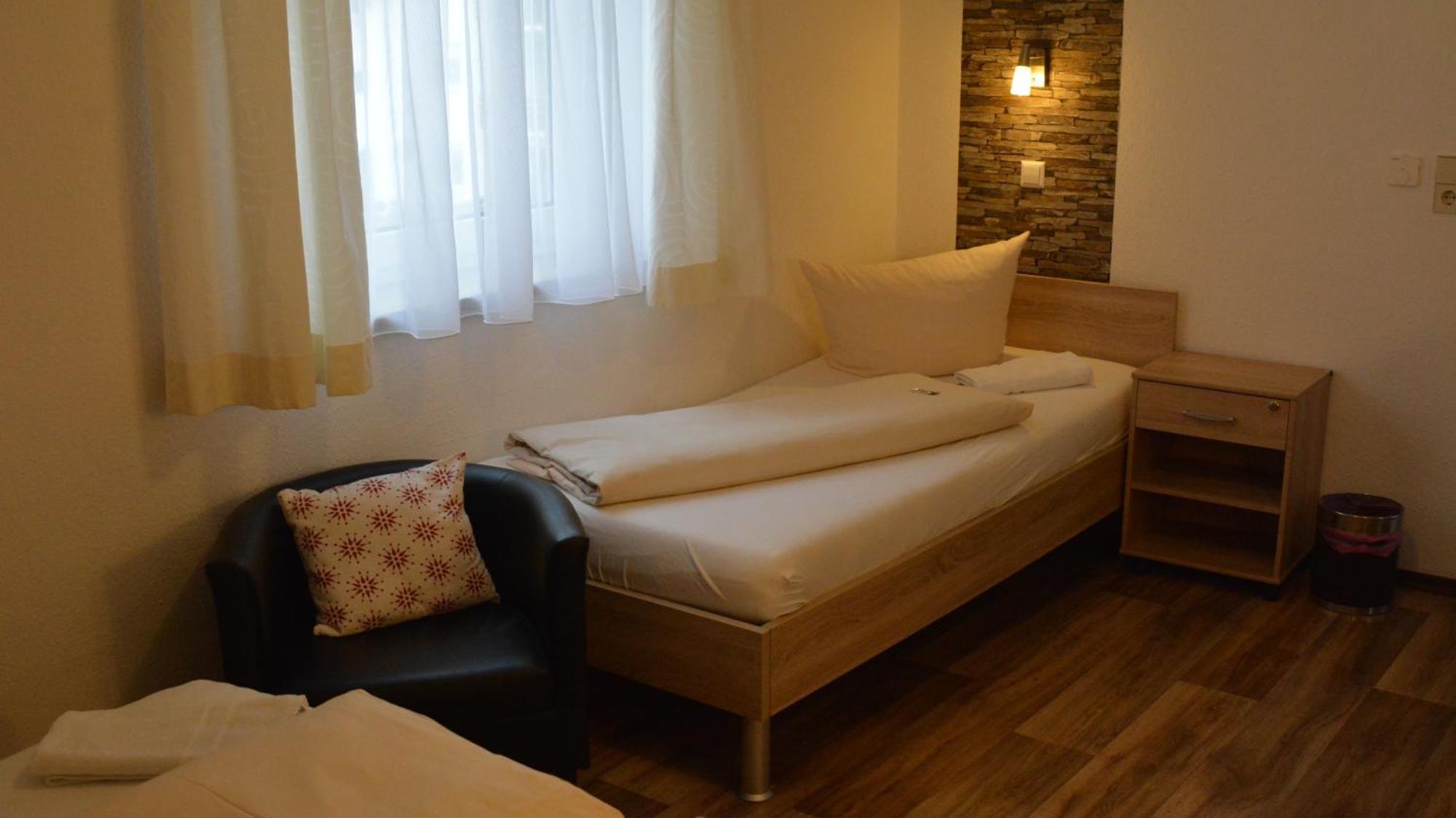 Hotel-Gasthof Zur Rose Weissenhorn Ruang foto