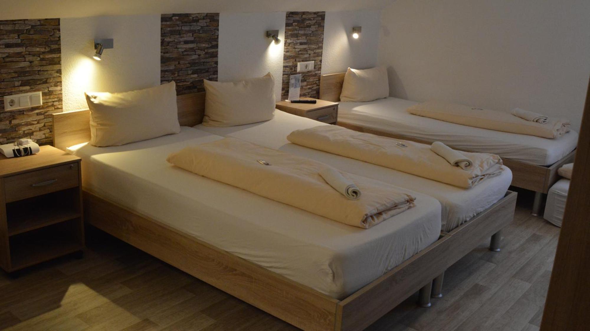 Hotel-Gasthof Zur Rose Weissenhorn Ruang foto