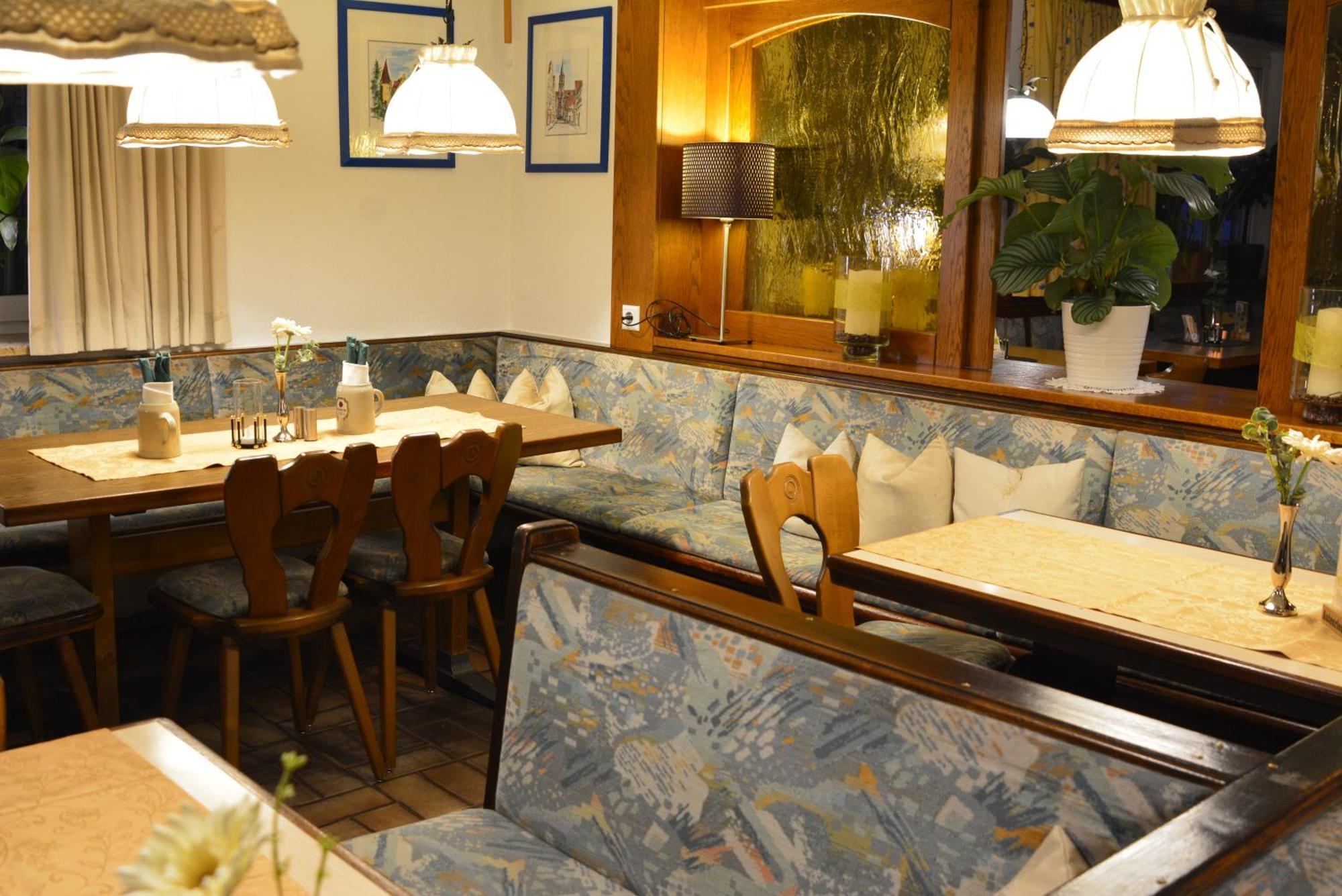 Hotel-Gasthof Zur Rose Weissenhorn Bagian luar foto