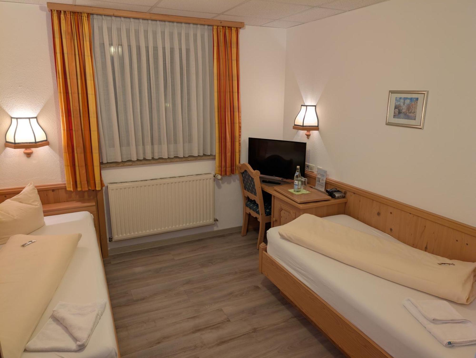 Hotel-Gasthof Zur Rose Weissenhorn Ruang foto