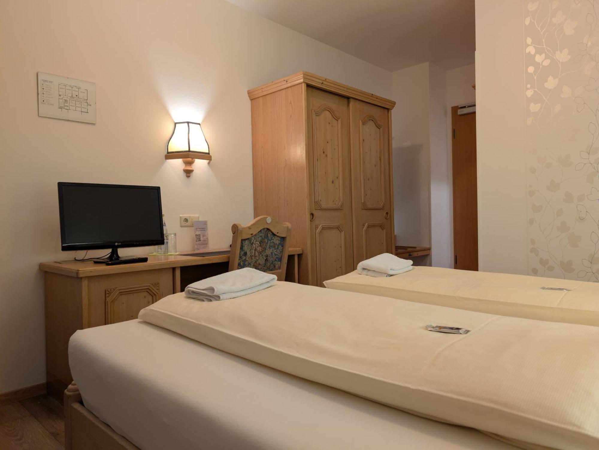 Hotel-Gasthof Zur Rose Weissenhorn Ruang foto