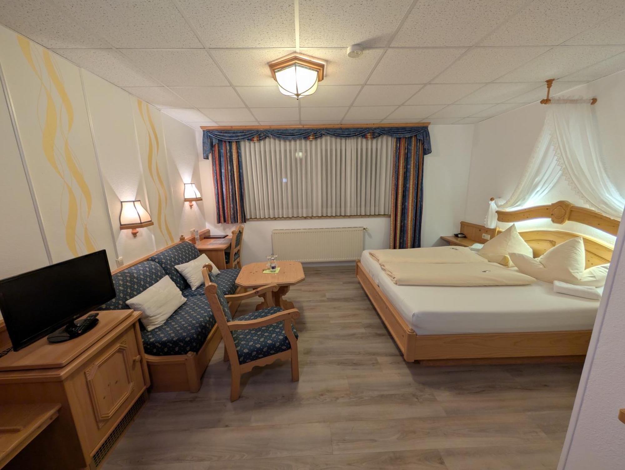 Hotel-Gasthof Zur Rose Weissenhorn Ruang foto
