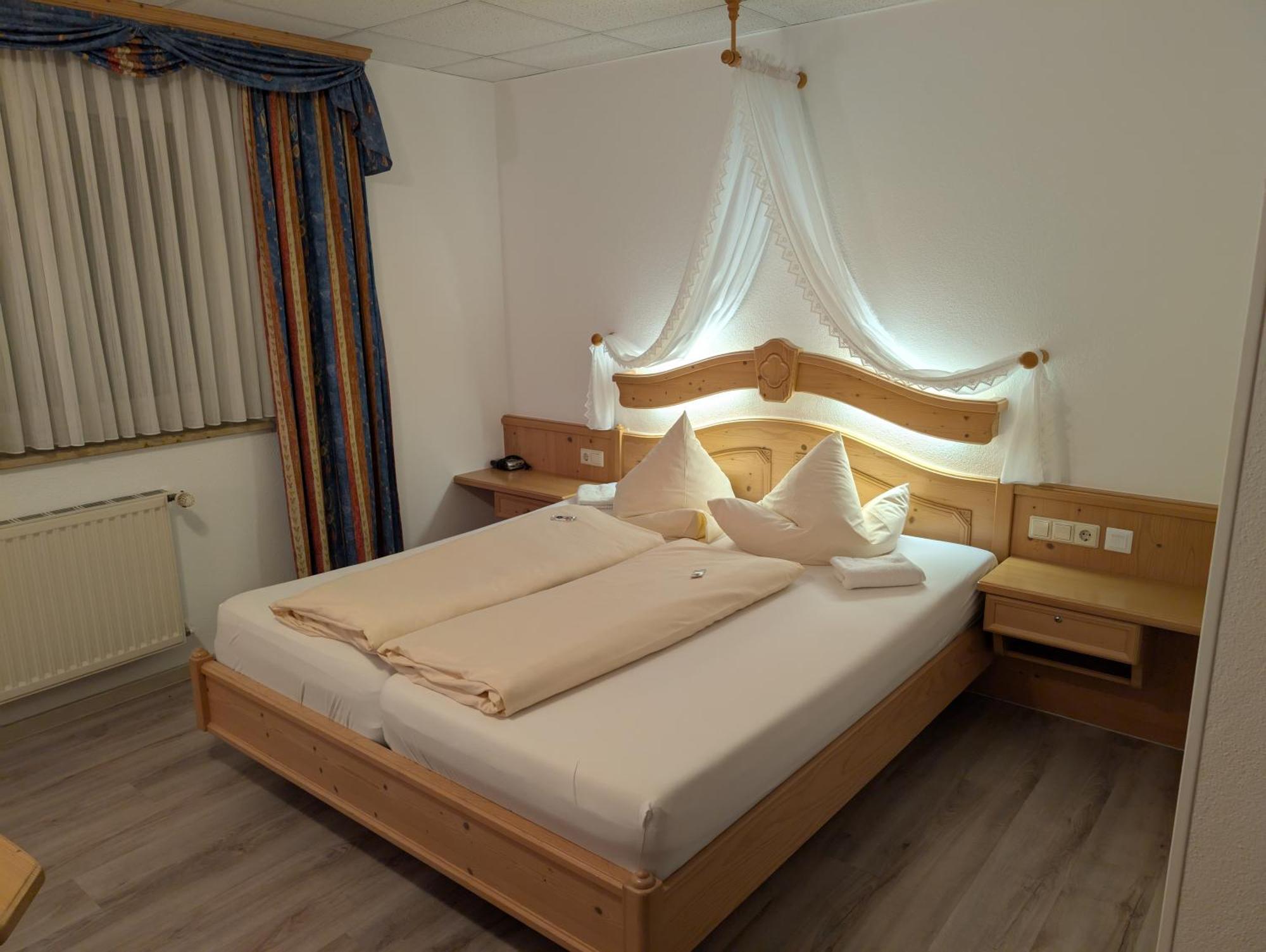 Hotel-Gasthof Zur Rose Weissenhorn Ruang foto