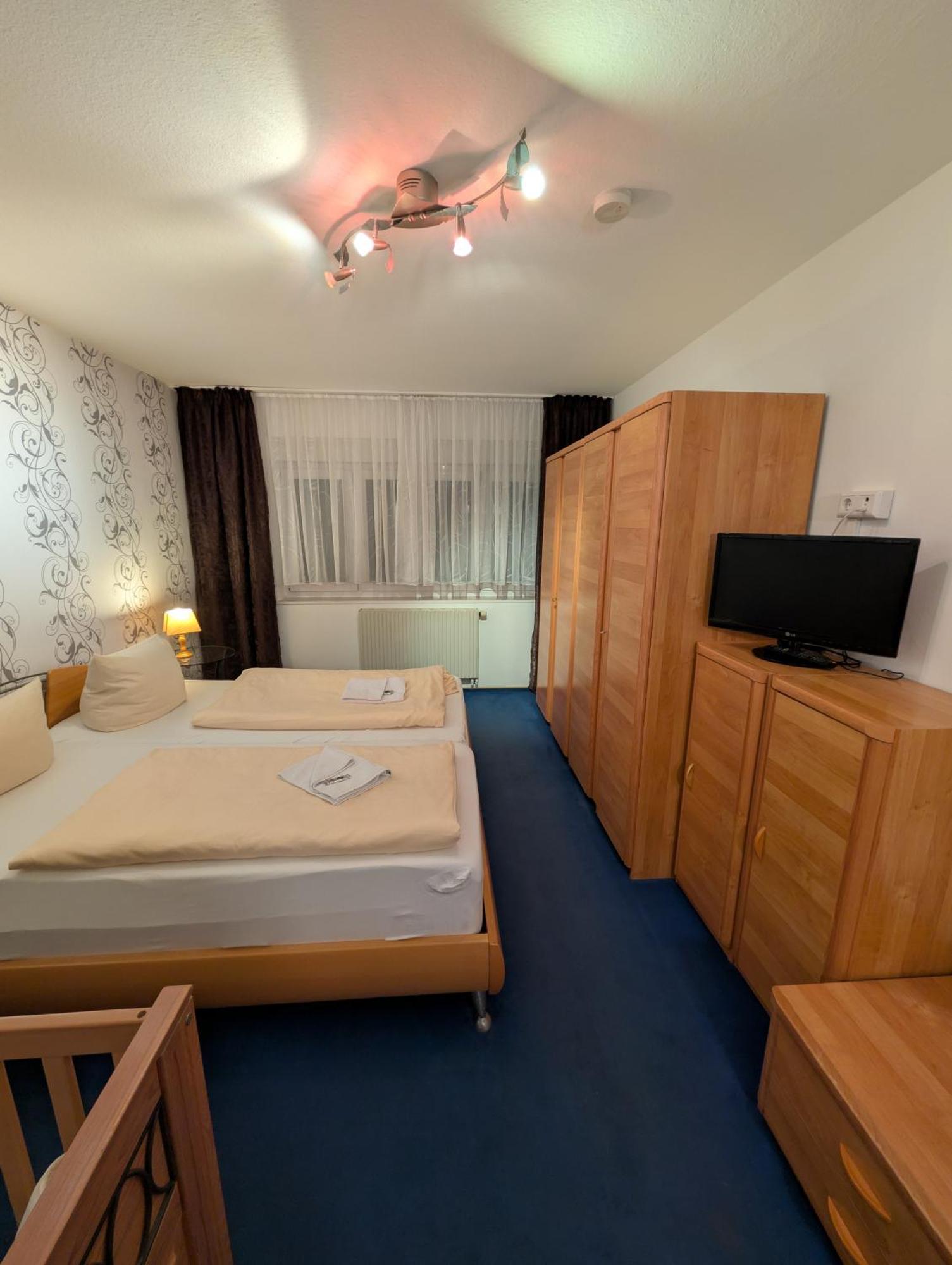 Hotel-Gasthof Zur Rose Weissenhorn Ruang foto