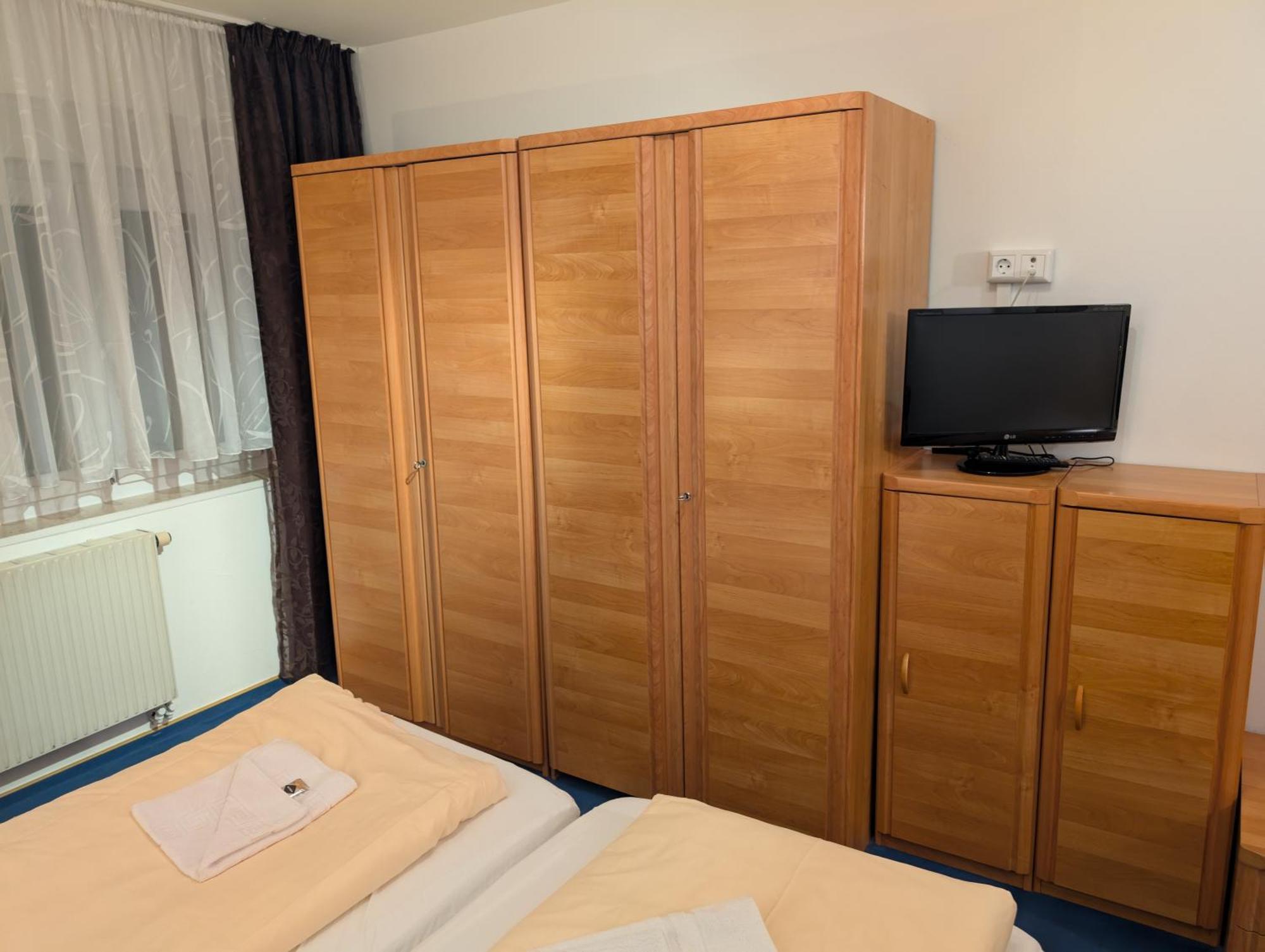 Hotel-Gasthof Zur Rose Weissenhorn Ruang foto