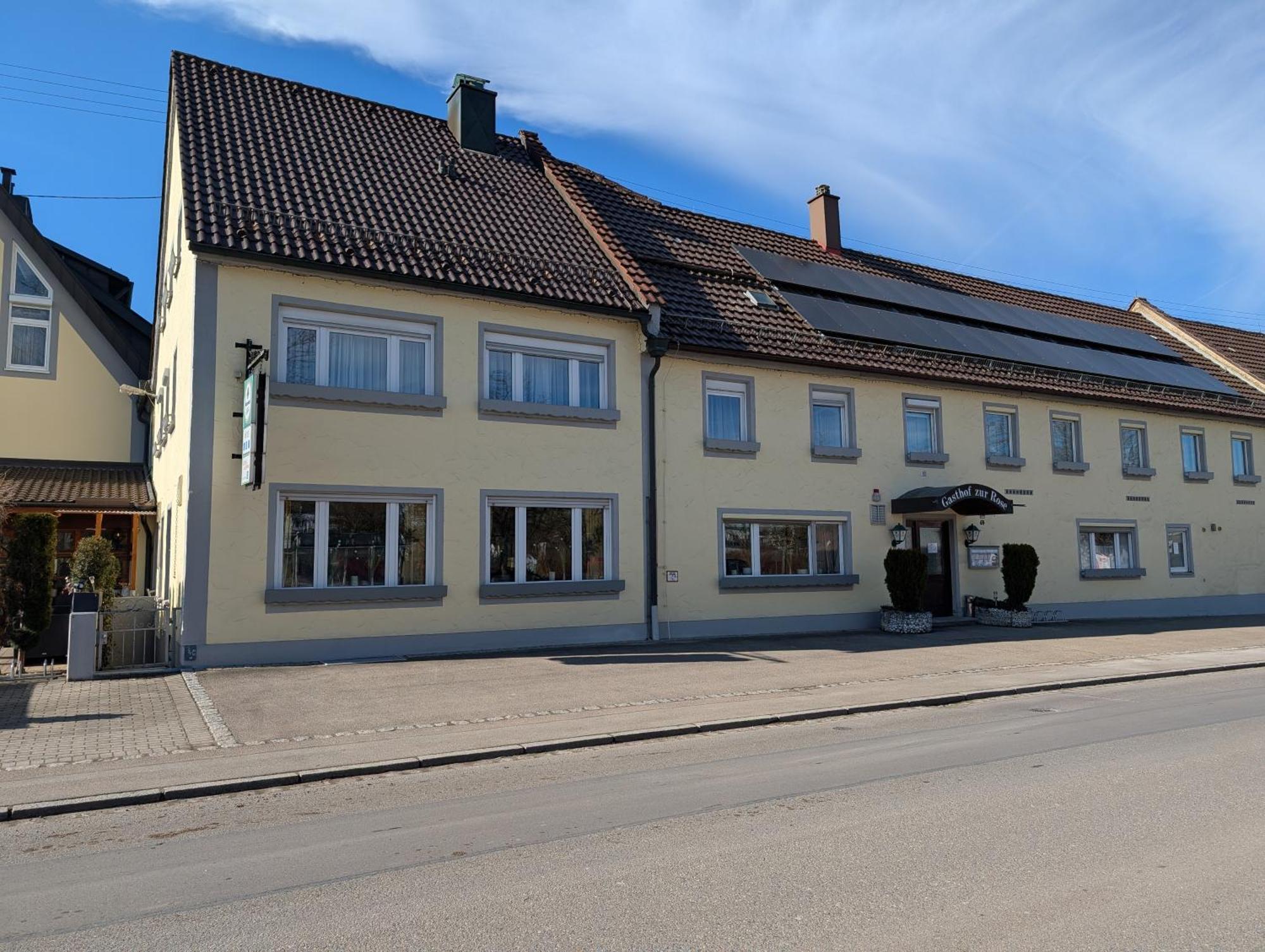 Hotel-Gasthof Zur Rose Weissenhorn Bagian luar foto