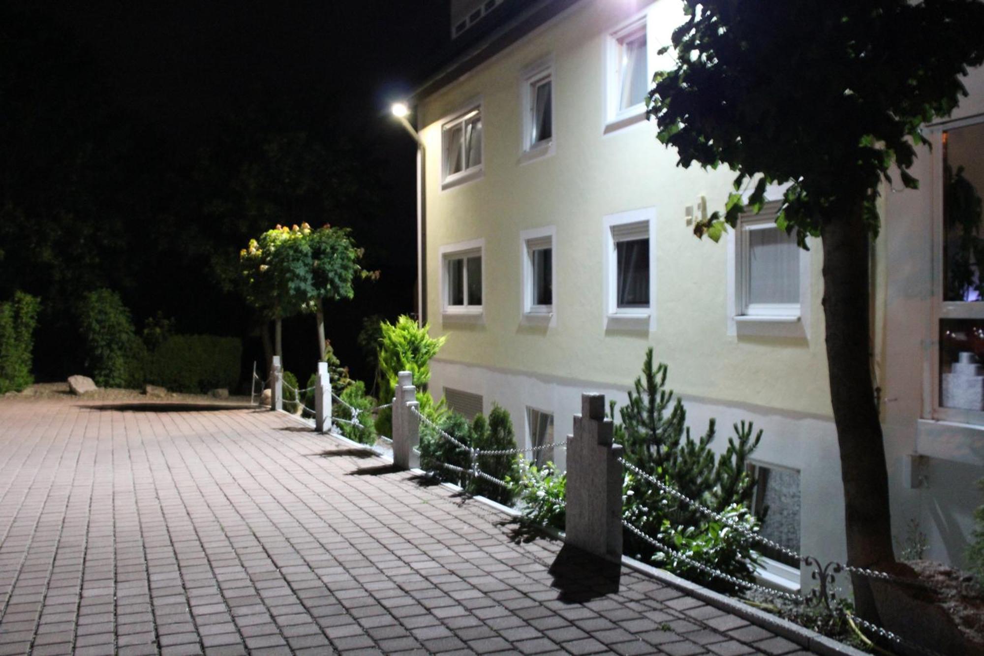 Hotel-Gasthof Zur Rose Weissenhorn Bagian luar foto